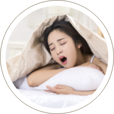 하품하는 여성