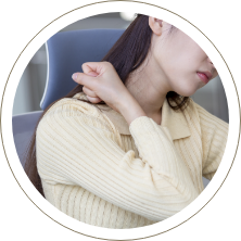 목 스트레칭을 하는 여성